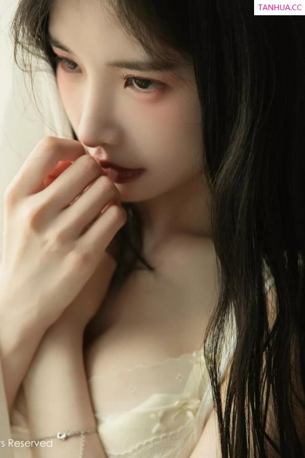 Carina Lee Carina布丁 [XiuRen]高清写真图 2025.04.30 No.10226 布丁wow 肉色丝袜第17张图片